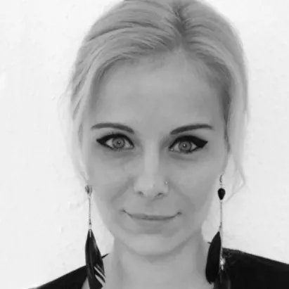 black and white photo of Krisztina Gadnai, finance manager at termin-direkt.de